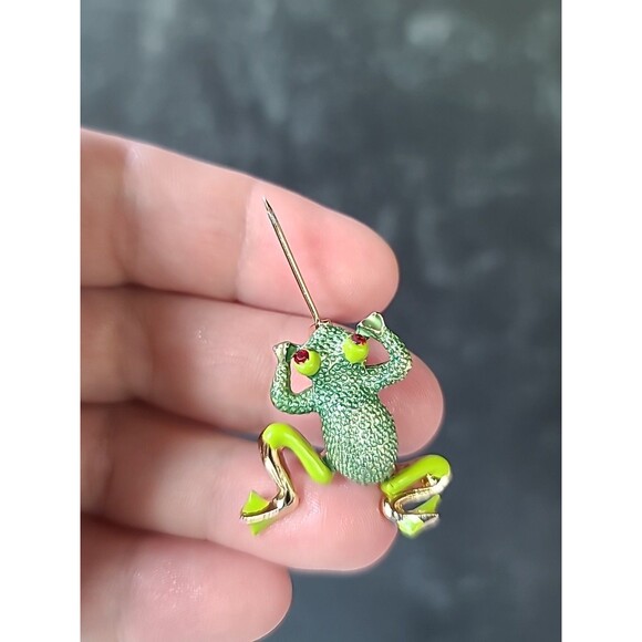 Frog Shaped Enamel and Rhinestone Gold Tone Brooch Articulated Vintage - Picture 3 of 10